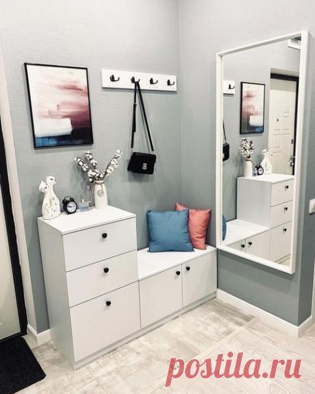 Милая прихожая! И зеркало и присесть и удобно все!