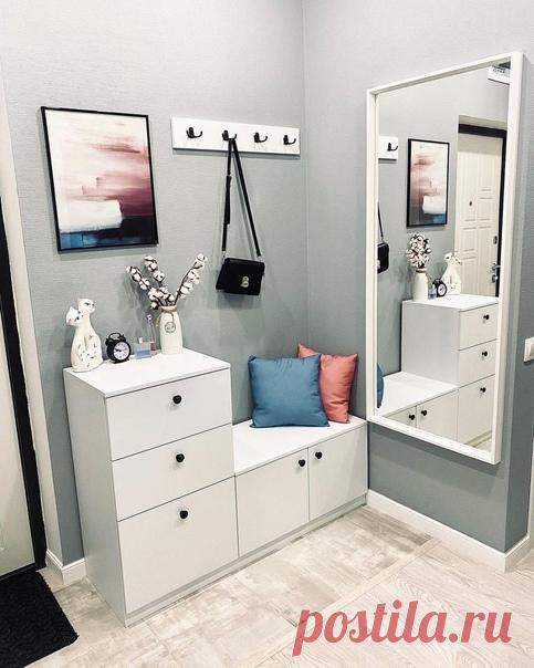 Милая прихожая! И зеркало и присесть и удобно все!