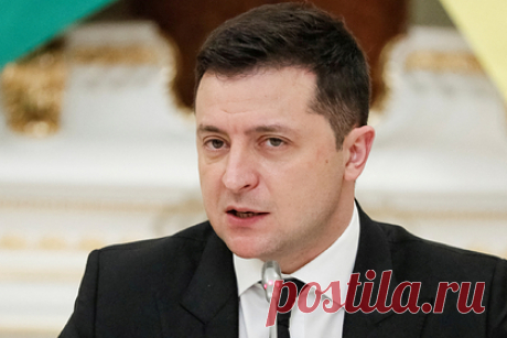 Зеленский потребовал от России доказательств ненападения. Украинский президент Владимир Зеленский прокомментировал риторику Кремля о том, что Россия не собирается нападать на Украину. По его мнению, Москва должна доказать свои намерения не словом, а делом. В качестве обратного примера он привел ситуацию с якобы скоплением российских войск на украинской границе.