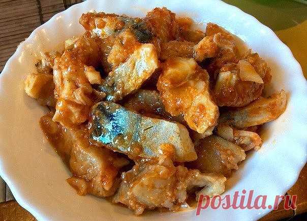 СКУМБРИЯ ПО-КОРЕЙСКИ

Скумбрия (свежезамороженная) — 1-2 кг;
Лук репчатый (крупный) — 2-3 шт.;
Маринад:
Томатная паста —5 ст. л. или можно заменить на кетчуп;
Масло растительное — 100 г.;
Сахар — 1 ст. л.;
Соль — 1 ст. л.;
Перец красный жгучий (молотый) — 1/2 ч. л.;
Перец черный (молотый) — 1/2 ч. л.;
Уксус (столовый) — 50 г.;
1-2 лаврового листа;
кориандр в зернах.
Рыбу разделать на филе и порезать кусочками. Из предложенных ингредиентов сварить маринад, дать настояться и...