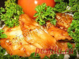 Мясо в сырно-майонезной корочке.

Состав:
мясо - 500 г.,
сыр - 200 г.,
яйца - 3-4 шт.,
майонез - 100 г.,
мука,
соль,
растительное масло для жарки
Приготовление:
Мясо нарезать поперек волокон, отбить с двух сторон.

Смешать натертый сыр, яйца, майонез, соль и муку (сколько возьмет), чтобы получилось довольно густое тесто.

Обмакивать мясо в тесто и жарить на хорошо разогретой сковороде с двух сторон до готовности.