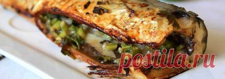 Запеченная скумбрия по-новому с овощами • Рецепт Вкусная и нежная запеченная скумбрия по-новому с овощами вам понравится пикантным ароматом, который придают специи и приправы.