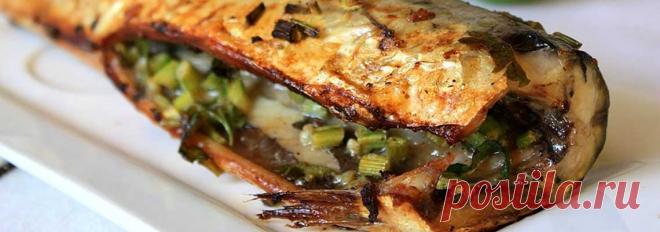 Запеченная скумбрия по-новому с овощами • Рецепт Вкусная и нежная запеченная скумбрия по-новому с овощами вам понравится пикантным ароматом, который придают специи и приправы.