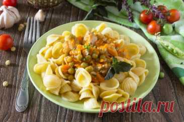 Фрикасе из курицы с морковью и зеленым горошком