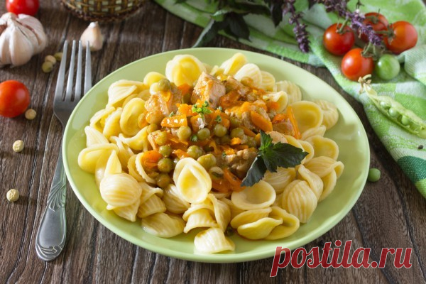 Фрикасе из курицы с морковью и зеленым горошком