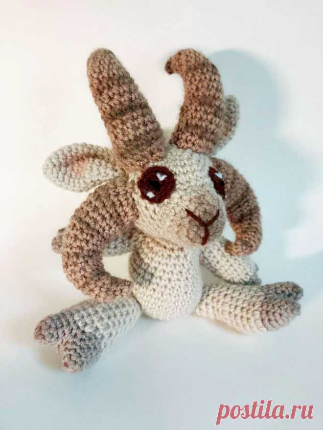 PDF Козовечка крючком. FREE crochet pattern; Аmigurumi toy patterns. Амигуруми схемы и описания на русском. Вязаные игрушки и поделки своими руками #amimore - четырёхрогая овечка, овца из обычной пряжи, четырёхрогий баран, барашек.