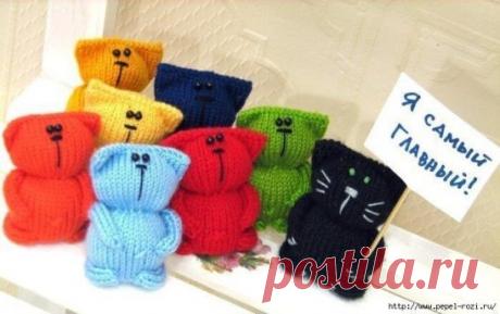 Разноцветные котики
Тело и голова вяжутся одной деталью, лицевой гладью, круговым вязанием, снизу вверх.
Набрать 12 петель, распределить на 3 спицы - по 4 п. на спице = 12 п.
 
1 ряд - из каждой петли вывязать две (прибавка) - в результате должно получиться по 8 п. на спице = 24 п.
2 ряд - *(три лицевые, одна прибавка)* - повторять до конца ряда - в результате должно получиться по 10 п. на спице = 30 п. 
3-16 ряды - вязать без изменений, по 30 петель в ряду.
17 ряд - *(из двух лицевых вывязат