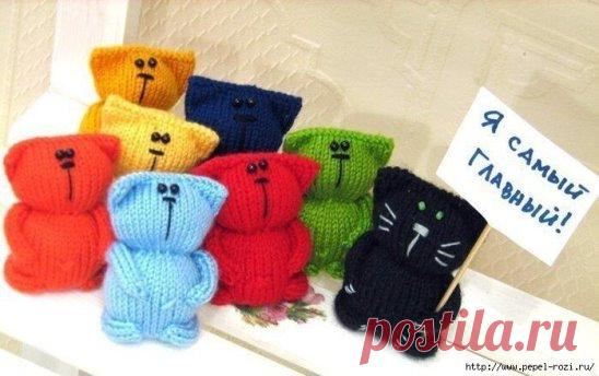 Разноцветные котики
Тело и голова вяжутся одной деталью, лицевой гладью, круговым вязанием, снизу вверх.
Набрать 12 петель, распределить на 3 спицы - по 4 п. на спице = 12 п.
 
1 ряд - из каждой петли вывязать две (прибавка) - в результате должно получиться по 8 п. на спице = 24 п.
2 ряд - *(три лицевые, одна прибавка)* - повторять до конца ряда - в результате должно получиться по 10 п. на спице = 30 п. 
3-16 ряды - вязать без изменений, по 30 петель в ряду.
17 ряд - *(из двух лицевых вывязат