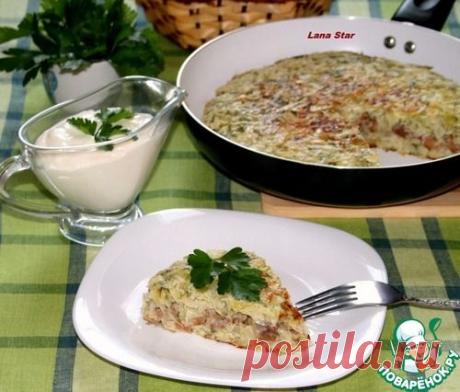 Капустный пирог с мясом и грибами на сковороде