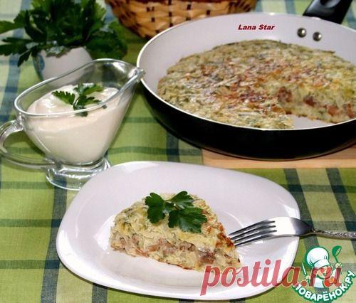 Капустный пирог с мясом и грибами на сковороде