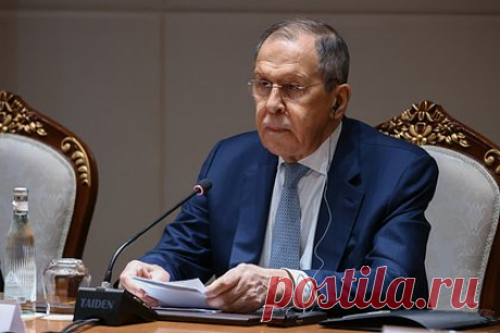 Лавров прибыл в Нью-Йорк на заседание Совбеза ООН. Глава МИД России Сергей Лавров прибыл в Нью-Йорк, где в понедельник, 24 апреля, под его председательством состоится заседание Совета безопасности ООН. Об этом сообщила официальный представитель внешнеполитического ведомства Мария Захарова. Ранее Лавров назвал глупостью отказ в американских визах российским журналистам.