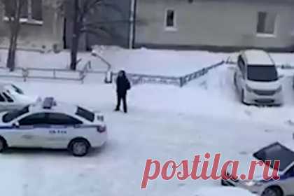 Раскрыты подробности инцидента со стрельбой в Среднеуральске. Открывший стрельбу в городе Среднеуральске Свердловской области мужчина планировал убить жену, а после покончить с собой. Личность мужчины раскрыта — его зовут Виктор Меньшиков. Правоохранители задержали злоумышленника. На допросе он пояснил, что супруга «постоянно его пилила» и он «не выдержал».