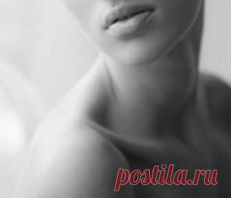 Современная женщина, современная женщина!
Суетою замотана, но, как прежде божественна!
Пусть немного усталая, но, как прежде, прекрасная!
До конца непонятная, никому не подвластная!

Современная женщина, современная женщина!
То грустна и задумчива, то светла и торжественна!
Доказать ее слабости, побороть ее в дерзости,
Зря мужчины стараются, понапрасну надеются!

Не бахвалится силою, но на ней, тем не менее,
И заботы служебные, и заботы семейные!
Все на свете познавшая, вс...