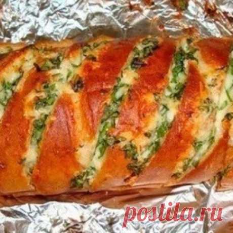 Запеченный батон с сыром и чесноком