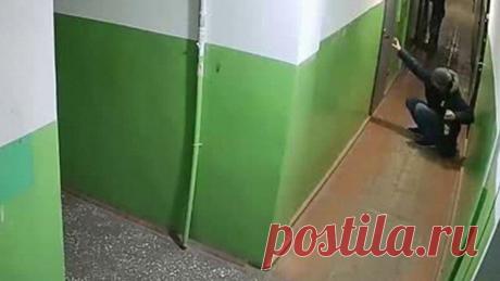 В Кирове мужчина после корпоратива повторил сюжет «Иронии судьбы»
В Кирове мужчина почти один в один повторил сюжет фильма «Ирония судьбы, или С лёгким паром!». Мужчина после корпоратива перепутал города и вместо Кирово-Чепецка уехал в Киров . Алексей приехал в дом на улице Лепсе в городе Кирове и, будучи абсолютно уверенным в том, что находится в Кирово-Чепецке, попытался попасть к «себе в квартиру». Однако […]
Читай дальше на сайте. Жми подробнее ➡