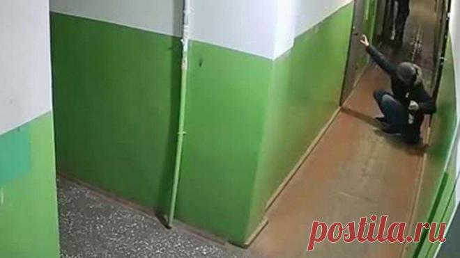 В Кирове мужчина после корпоратива повторил сюжет «Иронии судьбы»
В Кирове мужчина почти один в один повторил сюжет фильма «Ирония судьбы, или С лёгким паром!». Мужчина после корпоратива перепутал города и вместо Кирово-Чепецка уехал в Киров . Алексей приехал в дом на улице Лепсе в городе Кирове и, будучи абсолютно уверенным в том, что находится в Кирово-Чепецке, попытался попасть к «себе в квартиру». Однако […]
Читай дальше на сайте. Жми подробнее ➡