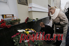 В результате крушения Ту-154 погибли 92 человека, в числе которых 64 артиста Академического ансамбля песни и пляски Российской Армии имени Александрова. / Цветы у здания КЗ "Александровский", где находится репетиционная база ансамбля имени Александрова
© EPA/MAXIM SHIPENKOV Подробнее на ТАСС: 
http://tass.ru/obschestvo/3905164  |  ТАСС: Общество - По погибшим в авиакатастрофе под Сочи объявлен траур