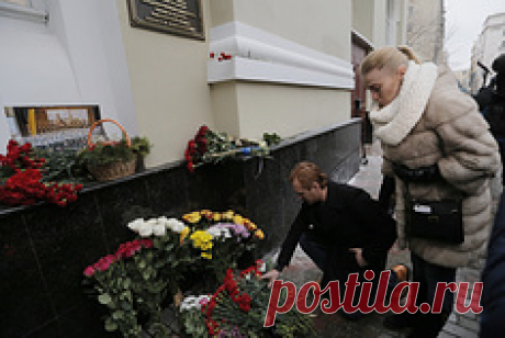 В результате крушения Ту-154 погибли 92 человека, в числе которых 64 артиста Академического ансамбля песни и пляски Российской Армии имени Александрова. / Цветы у здания КЗ &quot;Александровский&quot;, где находится репетиционная база ансамбля имени Александрова
© EPA/MAXIM SHIPENKOV Подробнее на ТАСС: 
https://tass.ru/obschestvo/3905164  |  ТАСС: Общество - По погибшим в авиакатастрофе под Сочи объявлен траур