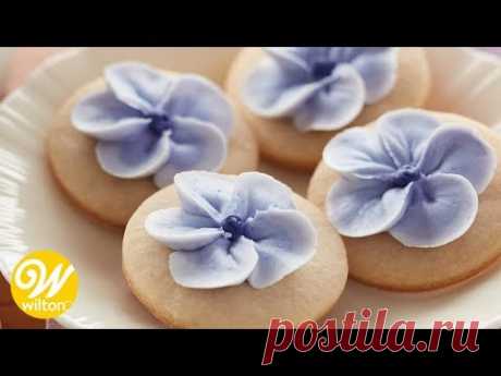 How to Pipe a Basic 5 Petal Flower | Wilton