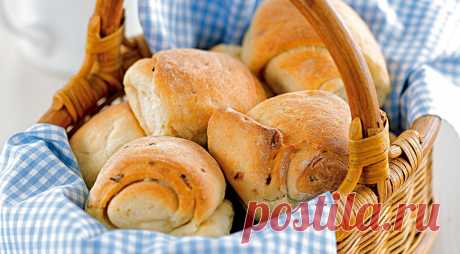 Картофельные булочки с луком, пошаговый рецепт с фото\Начинайте готовить за 5 ч до подачи********
10 порций
3 средние картофелины
2 большие луковицы
3–3,5 стакана муки
1 ст. л. сахара
10 г сухих дрожжей
подсолнечное масло
соль