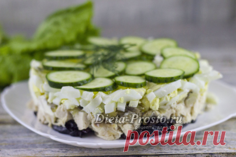 Салат &quot;Меркурий&quot; с курицей, огурцом и черносливом, рецепт с фото пошагово Этот рецепт с фото пошагово очень простой. Приготовить такой салат &quot;Меркурий&quot; с курицей, огурцом и черносливом можно на любой праздник.
