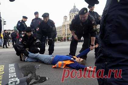 В МВД Германии подсчитали число совершенных экоактивистами преступлений. В МВД Германии подсчитали, что с начала 2022 года число преступлений, совершенных экоактивистами движения Letzte Generation («Последнее поколение»), составило 580. По словам министра внутренних дел Нэнси Фезер, за указанный период к уголовной ответственности было привлечено 740 виновников таких правонарушений.