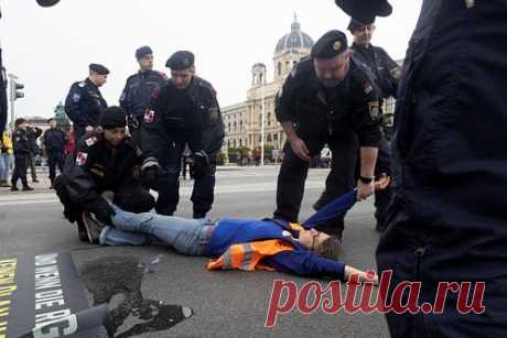 В МВД Германии подсчитали число совершенных экоактивистами преступлений. В МВД Германии подсчитали, что с начала 2022 года число преступлений, совершенных экоактивистами движения Letzte Generation («Последнее поколение»), составило 580. По словам министра внутренних дел Нэнси Фезер, за указанный период к уголовной ответственности было привлечено 740 виновников таких правонарушений.