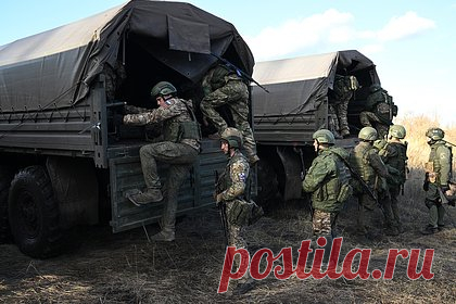 В Кремле уточнили позицию о помиловании заключенных за участие в СВО. Фигуранты даже резонансных дел получают помилование за участие в специальной военной операции, заявил пресс-секретарь президента России Дмитрий Песков. Ранее он заявил, что основанием для освобождения заключенных является «искупление своих преступлений кровью на поле боя».