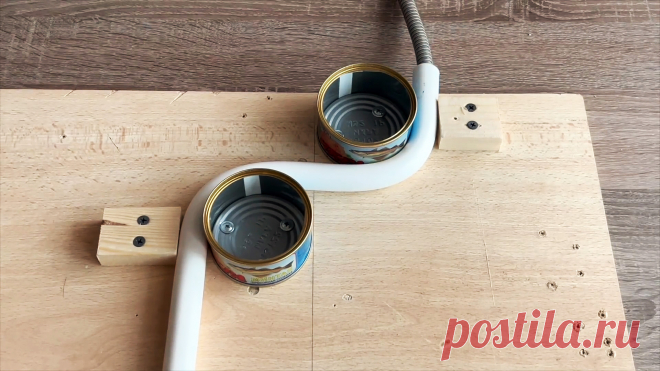 6 хитростей для сантехники Как легко согнуть пропиленовую трубу с помощью консервных банок и брусков На листе многослойной фанеры или ДСП проводим прямую линию и крепим одну консервную банку так, чтобы она касалась линии. Вторую банку аналогично располагаем с другой стороны линии. Между банками укладываем пропиленовую трубу