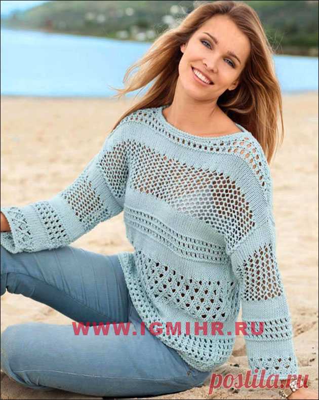 Нежный пуловер голубого цвета с ажурными полосами. Спицы