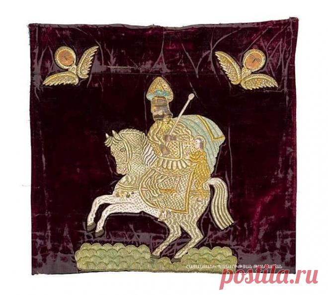 Շնորհավորանքներս սիրո հովանավոր Սուրբ Սարգսի տոնի առթիվ: Թող որ Սուրբը բարեխոս լինի ամենքիդ բարօր ու երջանիկ կյանքի համար:
Եկեղեցական ասեղնագործ վարագույր՝ Սուրբ Սարգիսը ձիու վրա. թավիշ, մետաղաթել, Թիֆլիս, XIXդարի II կես