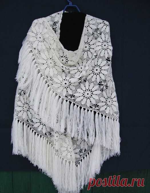 Шаль из мотивов крючком
 
Пряжа Пехорка «Шерсть с акрилом» 50% шерсть, 50% акрил, 600м/100г; 
крючок №1,3. 
Использовано 300г.Размеры: по вертикали без кисточек- 96см, размах- 1м 86см.