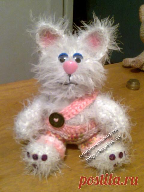 Пушистый котенок связанный крючком