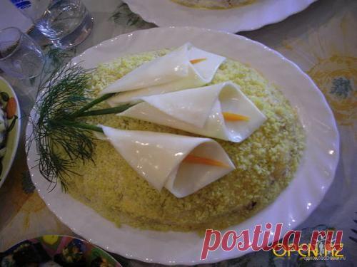 Нежный салатик, получается из нежных вареных овощей и грибочков. Для такого салата понадобятся такие овощи как: картофель, морковь, лук ( репчатый), капуста. 
Картошку и морковь отварить. Капусту мелко нарезать и поварить в кипятке 5-8 минут, что бы она была слегка мягкой. Этот салат выкладывается слоями.