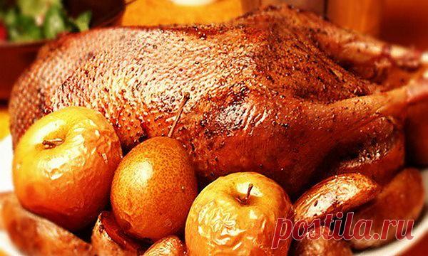 Праздничный гусь с черносливом и яблоками.
