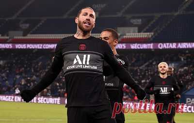 Дебютный гол Рамоса помог ПСЖ победить "Реймс" в матче чемпионата Франции по футболу. Встреча завершилась победой парижан со счетом 4:0