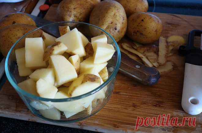 Лучший картофель в духовке, который вы когда-либо пробовали В сложных блюдах всегда есть некая основа, вокруг которой уже расставляются вкусовые акценты. По идее, на тарелке с жареной говядиной, йоркширским пудингом и картофелем главная роль должна быть у ростбифа...