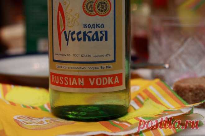 Интересные факты о русской водке 

31 декабря 1863 года в России произошло весьма значимое событие – были отменены питейные откупы, что означало введение госмонополии на торговлю спиртным. Реформа эта, как утверждают историки, имела несколько целей. Во-первых, фискальную, поскольку государство хотело добиться увеличения доходов казны, во-вторых – необходимо было улучшить качество крепких напитков, а в-третьих - повысить культуру их потребления.