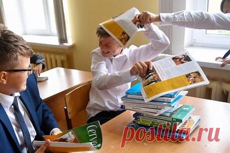 Напавший на школьника учитель из Дзержинска уволился после огласки инцидента. Напавший на ребенка учитель математики из Дзержинска уволился по собственном желанию после того, как инцидент получил огласку. Вечером во вторник в нескольких местных Telegram-каналах появилось видео, где видно, что педагог нанес несколько ударов ученику, сопроводив их оскорблением.