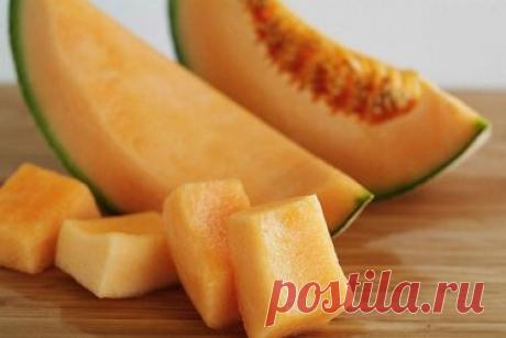 10 лучших фруктов для быстрой потери веса без вреда для вашего организма Впереди лето, а значит можно оторваться! Яблоко. Яблоко в день помогает перегружать ваш жировой обмен. Оно полно растворимой клетчаткой, называемой пектином, которая держит вас в полной готовности и аппетит под контролем. Пектин также обладает способностью ограничивать жир, поглощаемый клетками организма. Поэтому яблоко, съеденное до еды, скорее всего, ограничит количество жира, поглощенного вашим тел...