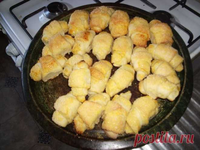 Рогалики, или по-модному, круасаны. Просто тают во рту!).