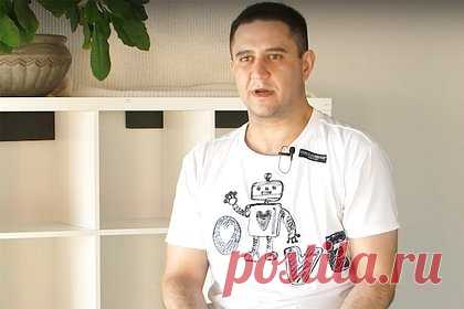 Оскорбления чеченцев, странные титулы и фото со знаменитостями. Чем известен похищенный на Mercedes со спецсигналами бизнес-тренер
