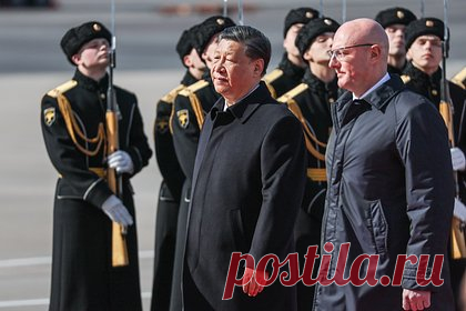В Кремле объяснили решение отправить Чернышенко на встречу с Си Цзиньпином. Вице-премьер России Дмитрий Чернышенко отправился на встречу с главой КНР Си Цзиньпином в аэропорт Внуково, потому что именно он возглавляет межправкомиссию. В делегацию встречавших китайского лидера с российской стороны также вошли замглавы МИД России Андрей Руденко и посол России в Пекине Игорь Моргулов.