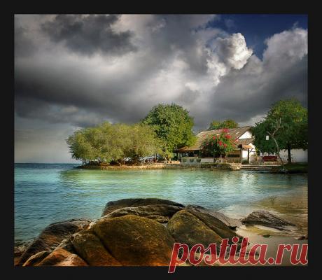 Здесь звук, задев скалу, скользит по вертикали...