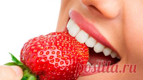 5 неожиданных способов отбелить зубы в домашних условиях