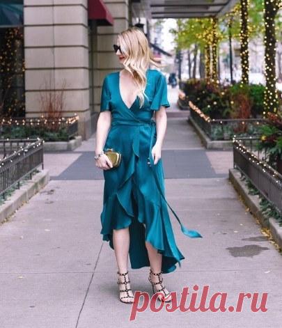 Платье которое должно быть у каждой модницы этим летом: 20 свежих идей для вашего гардероба Длинное платье будет выглядеть на вас не просто элегантно и изящно, но и придаст вам ощущение воздушности, свободы передвижения и комфорта. Такой вид платья позволит вам подчеркнуть свою фигуру, скрыв…