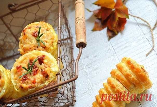 Интересный вариант закуски — нежные трубочки из слоеного теста — Вкусные рецепты
