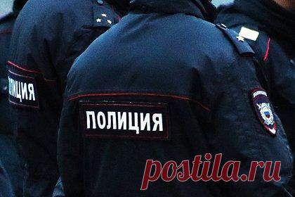 Российский подросток случайно застрелил сверстника дома. В Дагестане подросток случайно убил сверстника из отцовского охотничьего ружья. По предварительным данным, в Кизилюрте 26 декабря мальчик достал карабин из сейфа и случайно выстрелил в 15-летнего приятеля. Потерпевший скончался на месте. По факту произошедшего возбуждено уголовное дело.