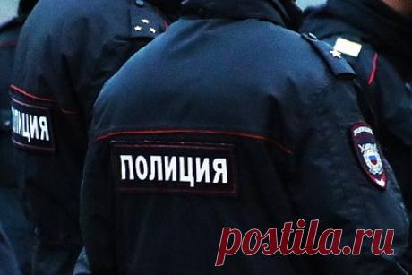 Российский подросток случайно застрелил сверстника дома. В Дагестане подросток случайно убил сверстника из отцовского охотничьего ружья. По предварительным данным, в Кизилюрте 26 декабря мальчик достал карабин из сейфа и случайно выстрелил в 15-летнего приятеля. Потерпевший скончался на месте. По факту произошедшего возбуждено уголовное дело.