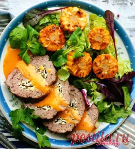 Мясной рулет с яйцом и зеленью